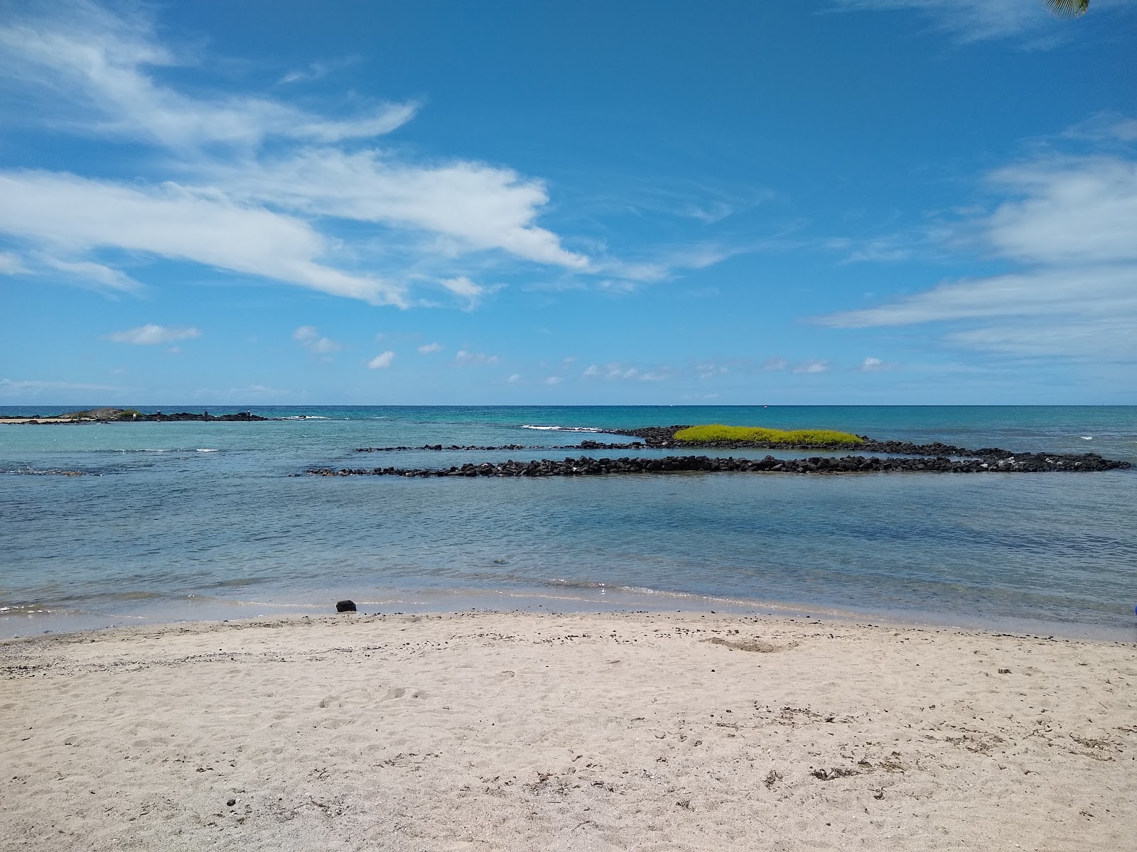 Foto von Alula beach mit türkisfarbenes wasser Oberfläche