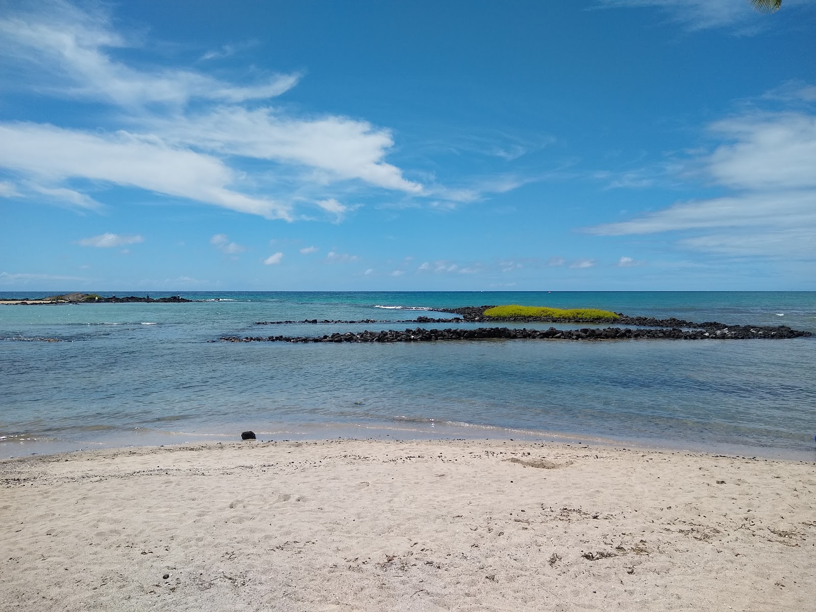 Foto di Alula beach con baia piccola