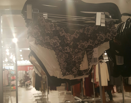 Clothing Store «F21 RED», reviews and photos, 620 Centerview Blvd, Kissimmee, FL 34741, USA