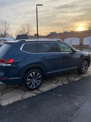 Volkswagen Dealer «Larry Roesch Volkswagen», reviews and photos, 313 W Grand Ave, Bensenville, IL 60106, USA