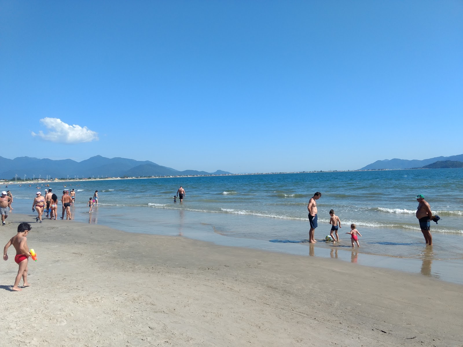 Fotografie cu Praia da Pinheira II cu o suprafață de nisip fin strălucitor