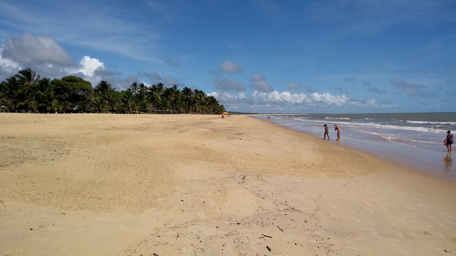 瓜拉提巴海滩的照片 带有明亮的沙子表面