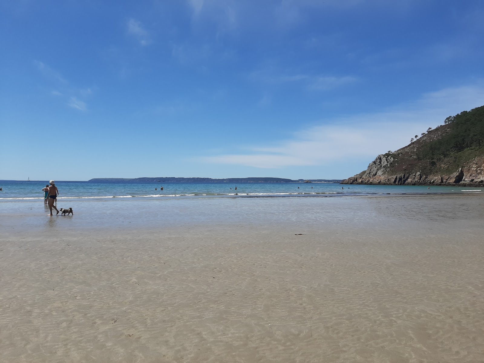 Foto di Trez Bihan Plage circondato da montagne