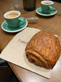 Croissant du Restaurant servant le petit-déjeuner Land&Monkeys Amsterdam à Paris - n°17