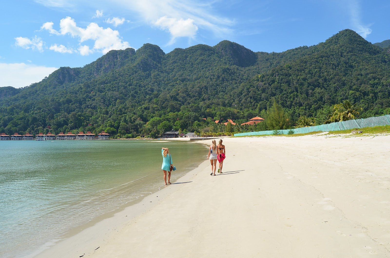 Kok Langkawi Beach的照片 带有碧绿色纯水表面