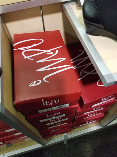 Shoe Store «DSW Designer Shoe Warehouse», reviews and photos, 413 N Milwaukee Ave, Vernon Hills, IL 60061, USA