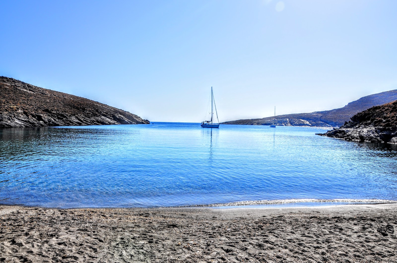 Americanou beach'in fotoğrafı uçurumlarla desteklenmiş