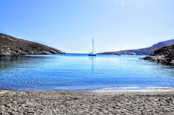 Americanou beach'in fotoğrafı uçurumlarla desteklenmiş