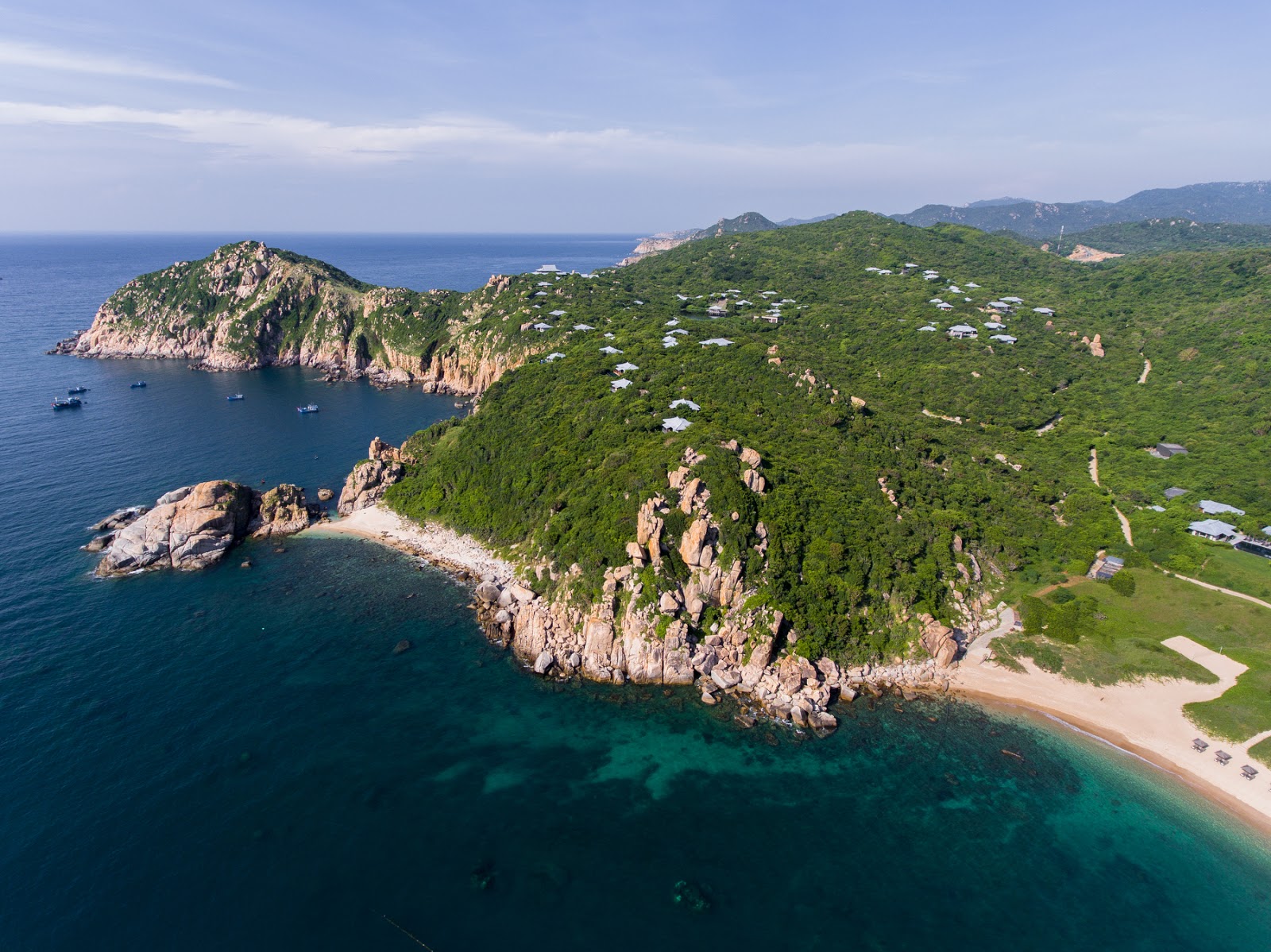 Photo of Amanoi Beach backed by cliffs