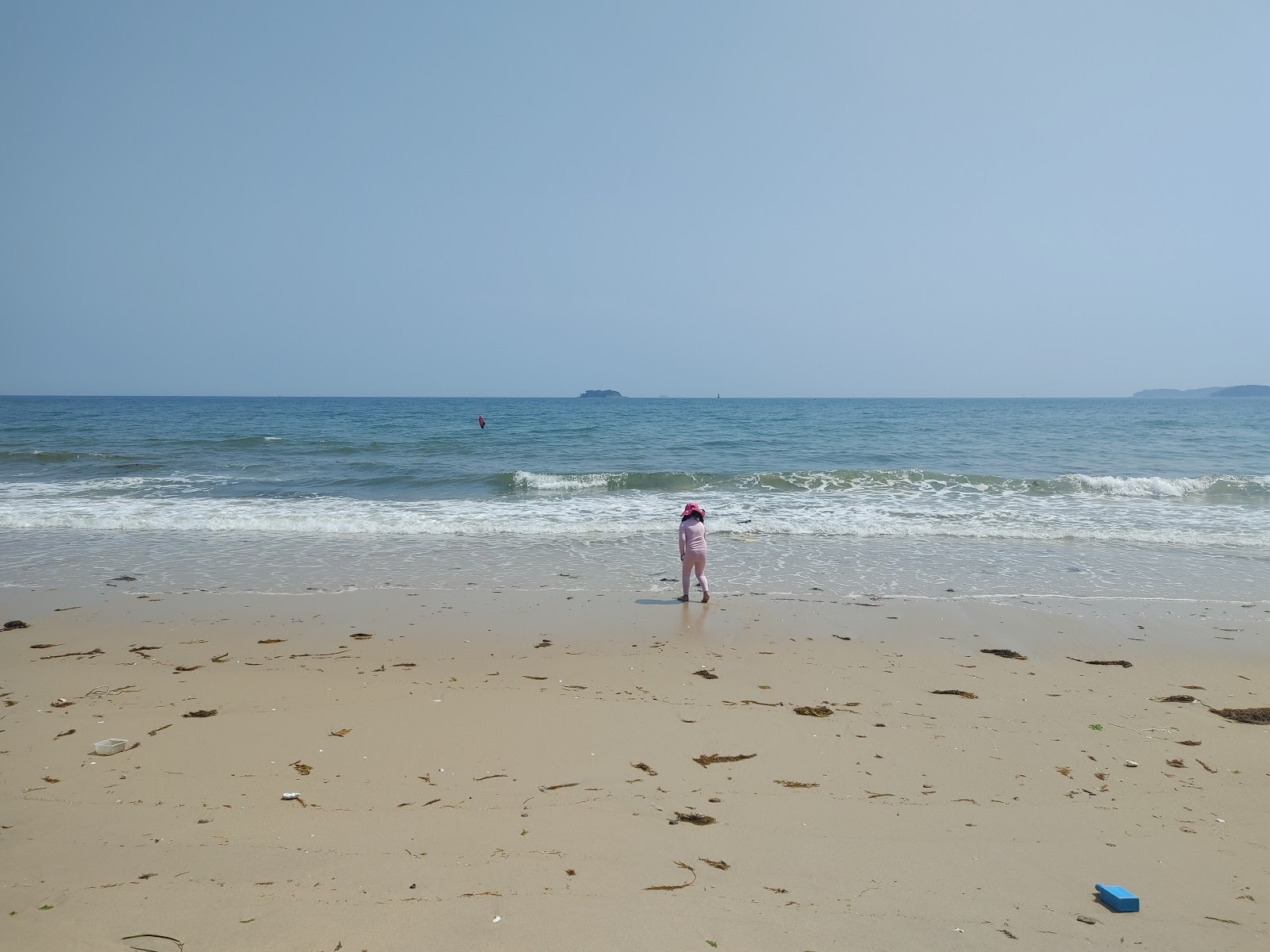 Fotografie cu Obongsan Beach sprijinit de stânci