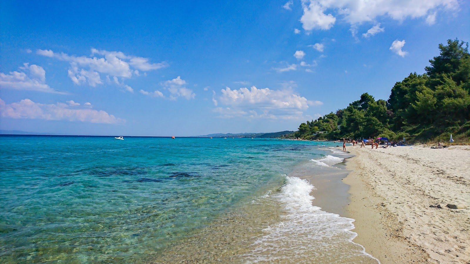 Photo de Kryopigi beach avec sable lumineux de surface