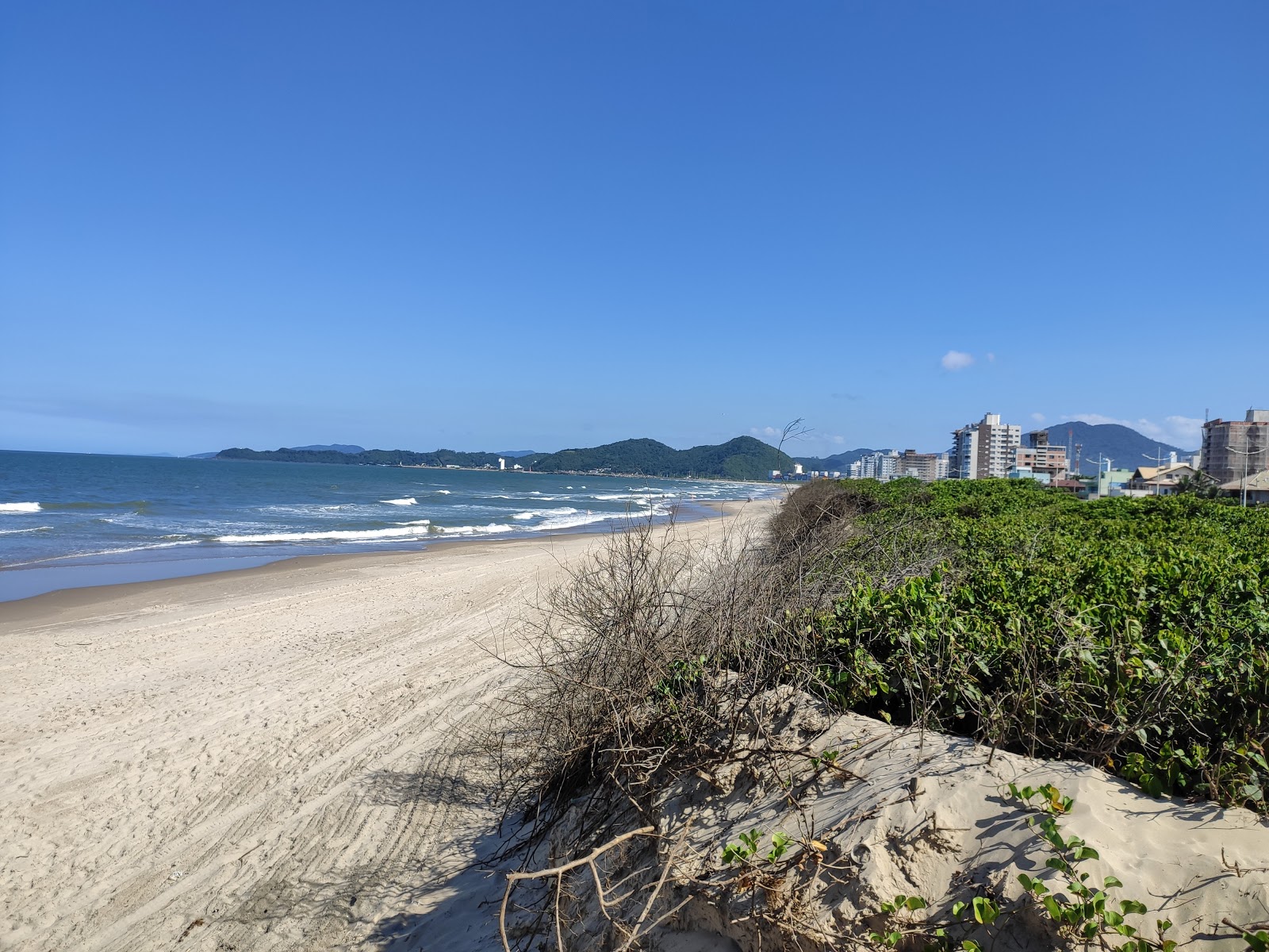 Meia Praia的照片 带有碧绿色纯水表面