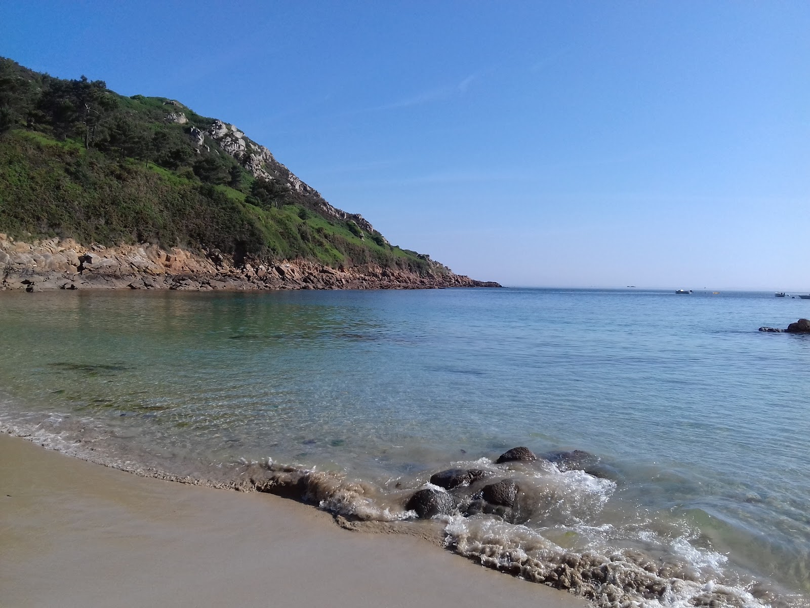 Foto van Plage de Vilin Izella met ruim strand