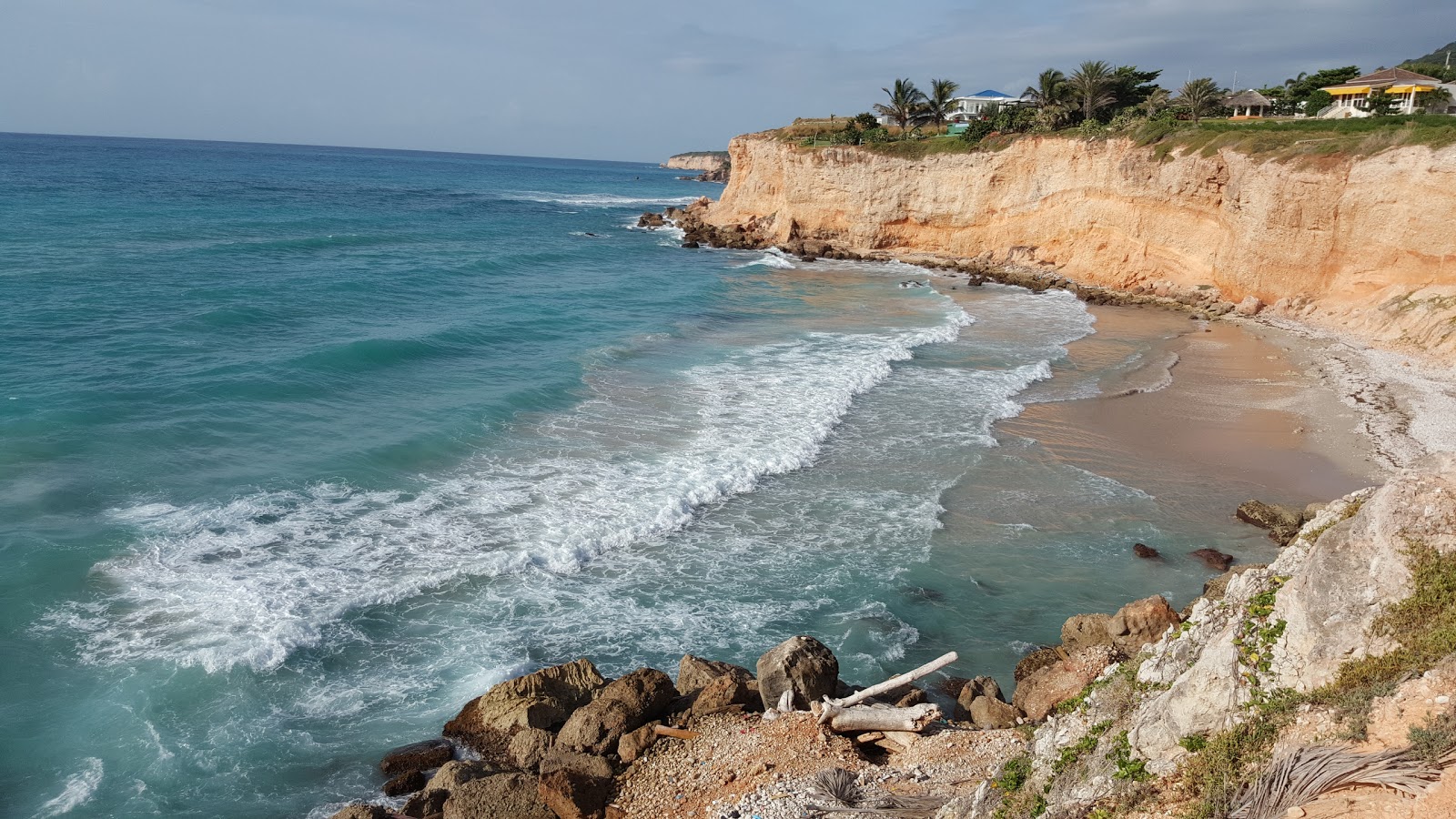 Foto de Azul beach con guijarros beige superficie