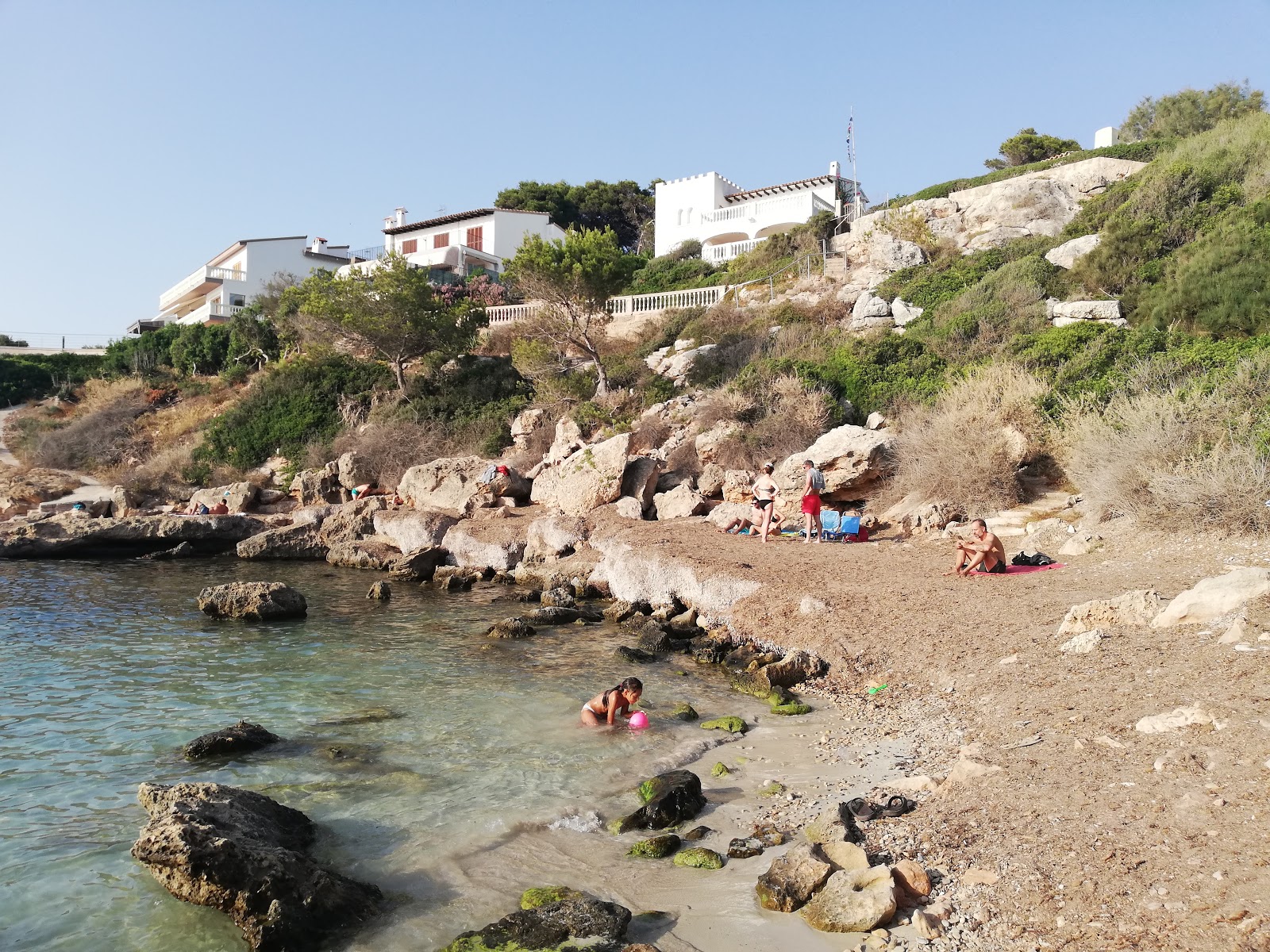 Valokuva Platja Calo de ses Lleonardesista. ympäröity vuorilla