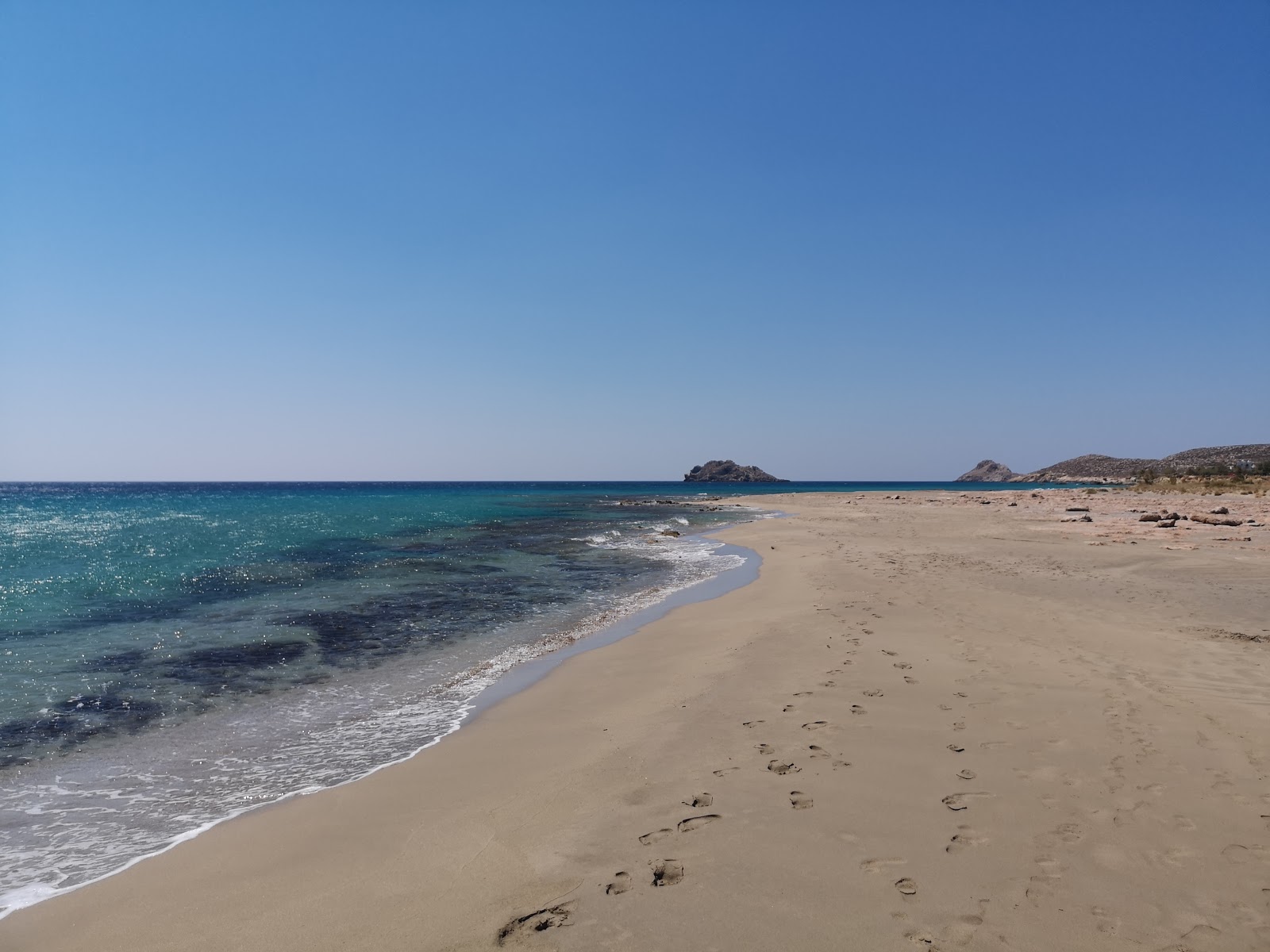 Foto von Alatsolimni beach mit beiger sand Oberfläche