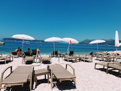 President beach'in fotoğrafı uçurumlarla desteklenmiş