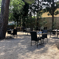 Atmosphère du Restaurant La cour des 2 pins à Fontvieille - n°11