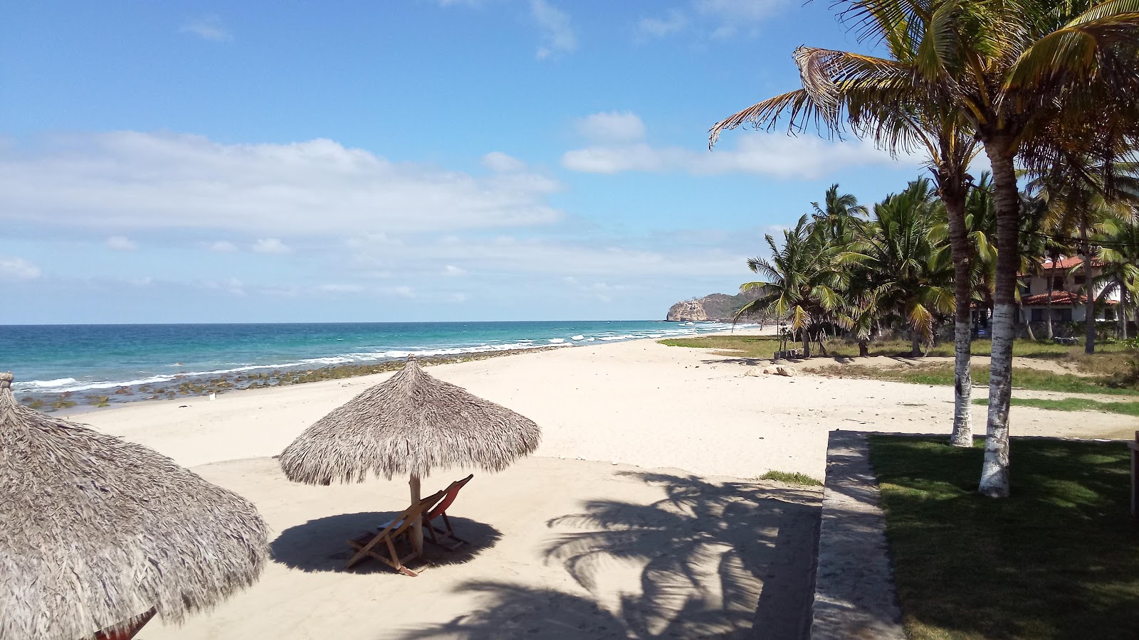 Foto de Litibu beach con arena beige superficie
