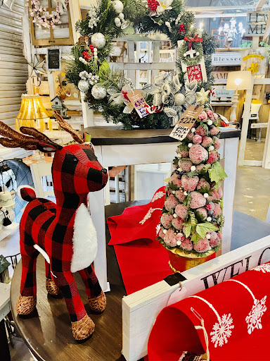 Consignment Shop «Trader Maes Decor & Artist Market», reviews and photos, 2001 Rock Springs Rd, Apopka, FL 32712, USA