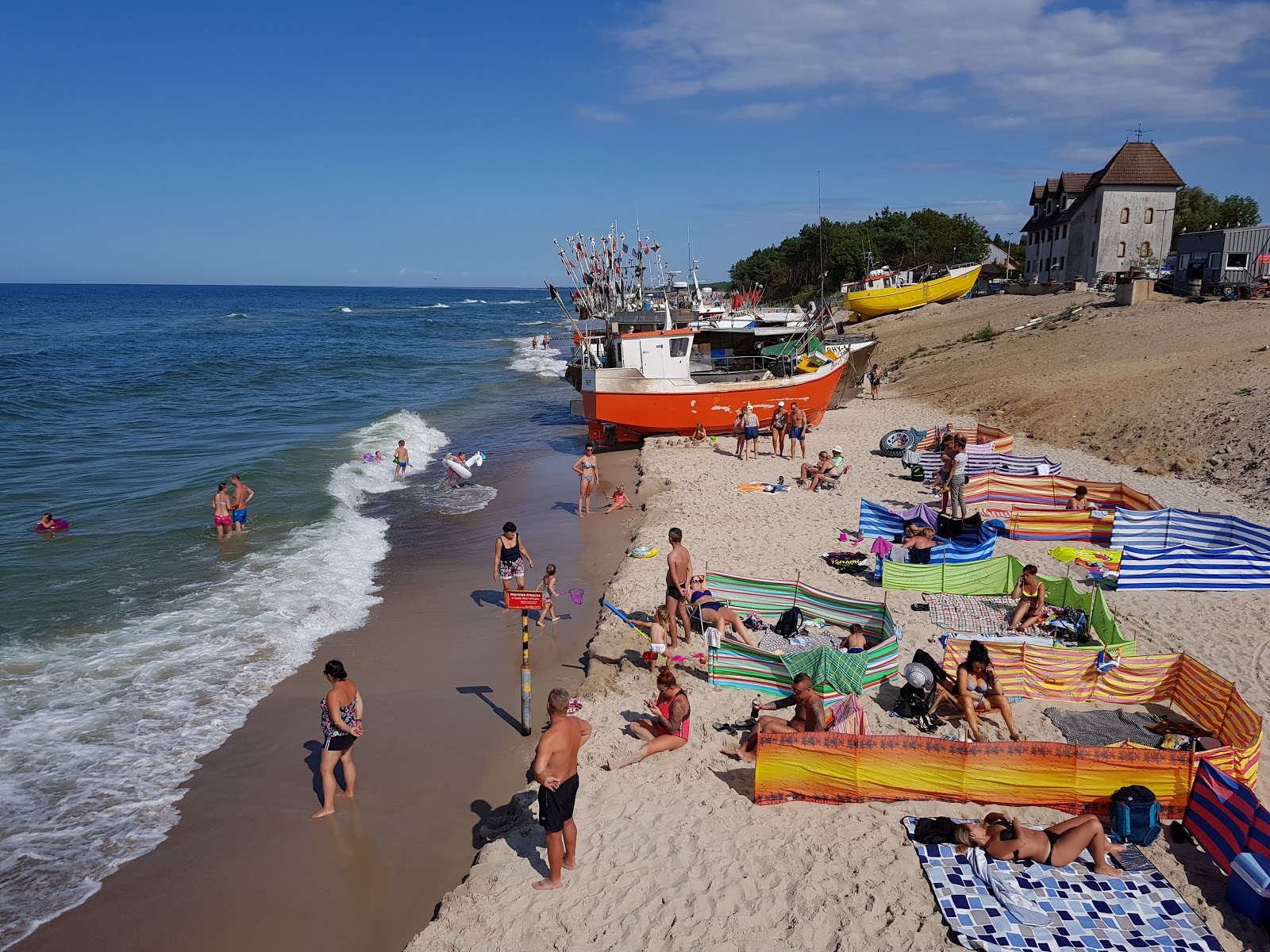 Foto de Chlopy Beach com areia brilhante superfície