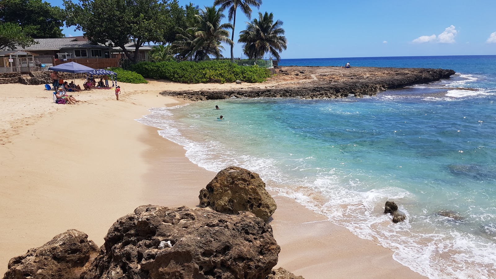 Foto de Aki's Beach con arena beige superficie