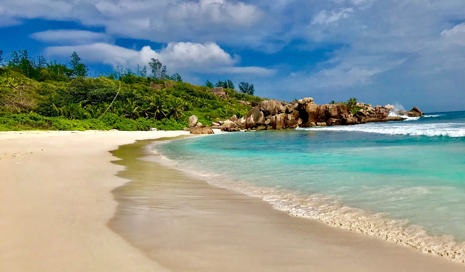 Foto di Spiaggia Anse Cocos con una superficie del sabbia pura bianca
