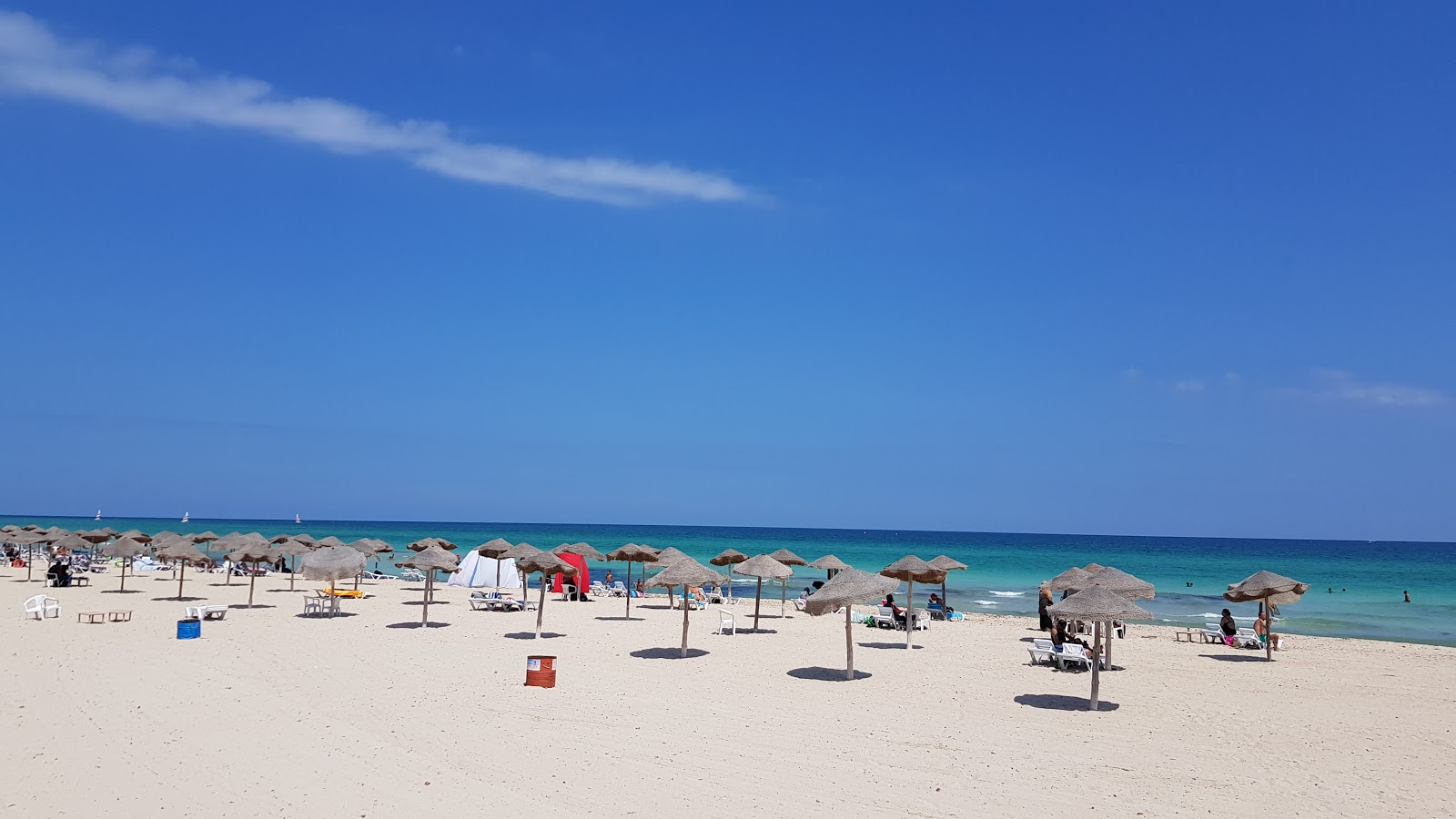 Foto von Tanit beach mit weißer sand Oberfläche