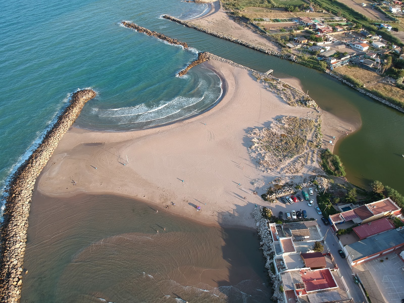 Playa de L'Estany的照片 带有绿水表面