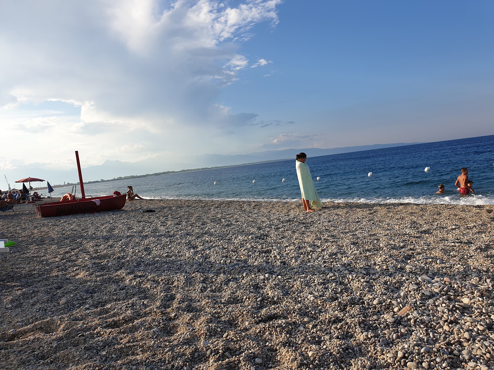 Foto von Schiavonea beach mit langer gerader strand