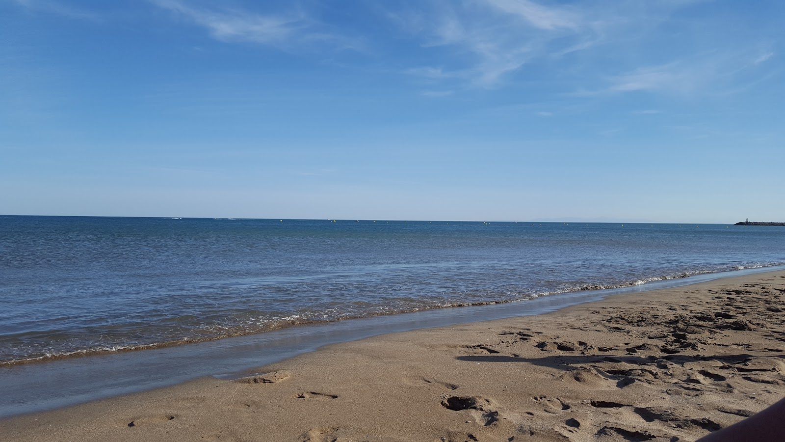 Zdjęcie Saint-Pierre-la-Mer z powierzchnią turkusowa czysta woda