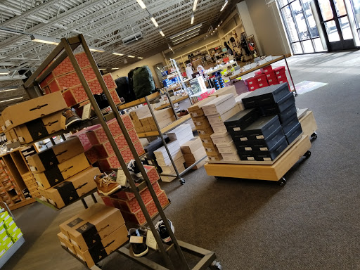 Shoe Store «DSW Designer Shoe Warehouse», reviews and photos, 1885 County Rd D E, Maplewood, MN 55109, USA