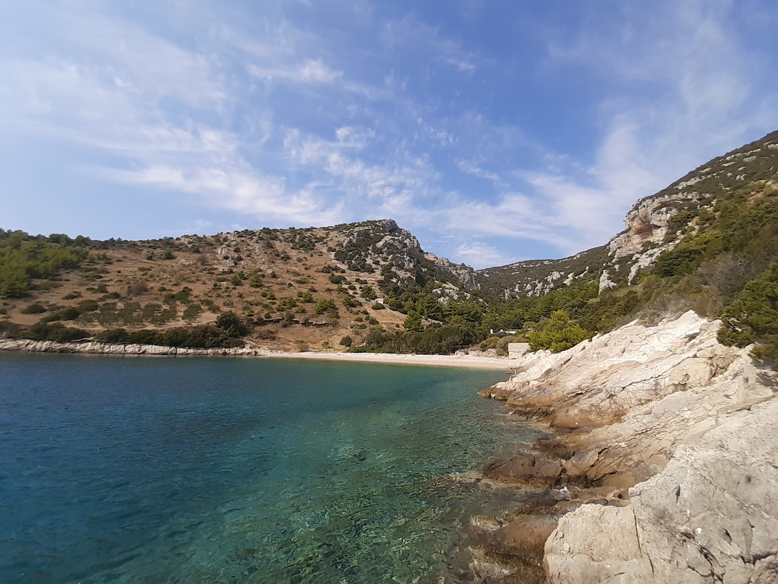 Foto di Zirje beach con una superficie del acqua cristallina