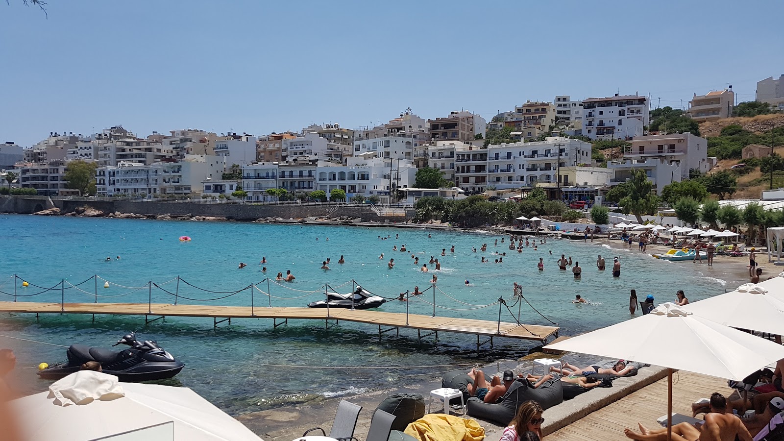 Ammoudi Plajı'in fotoğrafı küçük koy ile birlikte