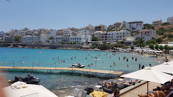 Ammoudi Plajı'in fotoğrafı küçük koy ile birlikte
