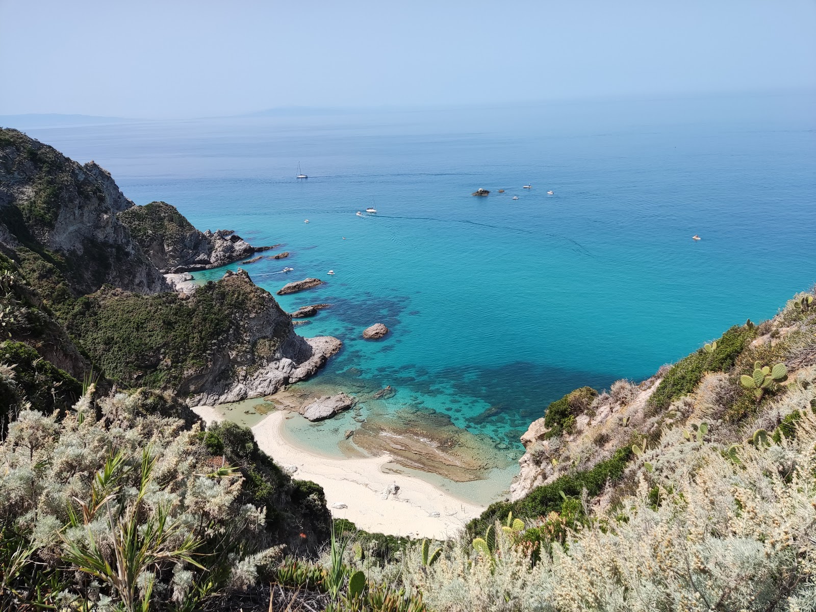 Photo de Praia I Focu Beach entouré de montagnes