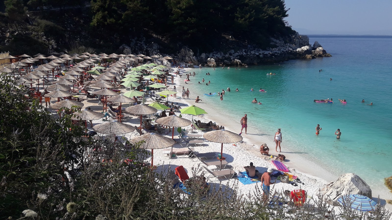 Photo de Plage de Saliara protégé par des falaises