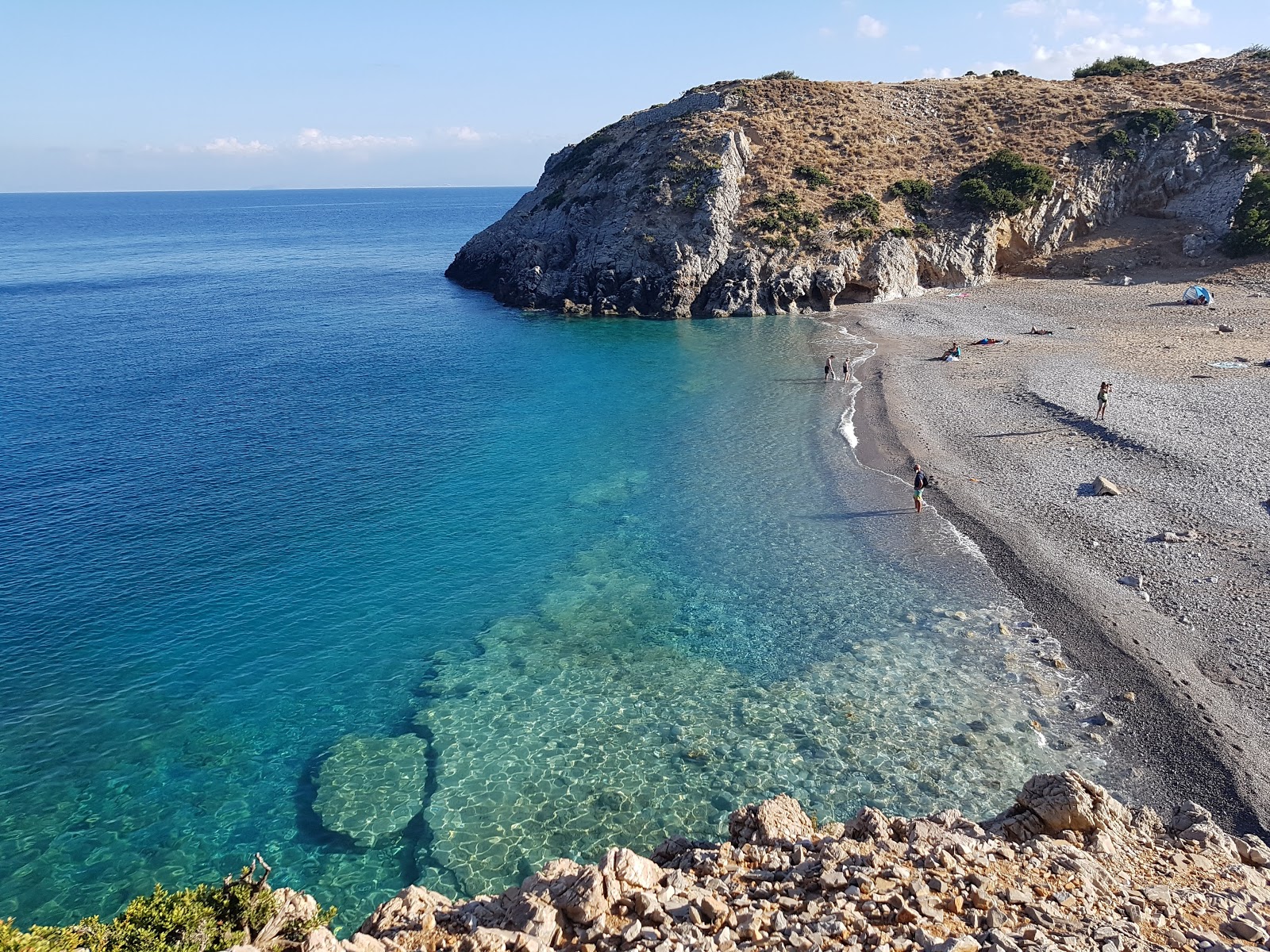 Zdjęcie Menies Beach z powierzchnią beżowy piasek i kamyki