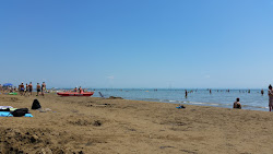 Foto von Spiaggia di Lignano Sabbiadoro und die siedlung