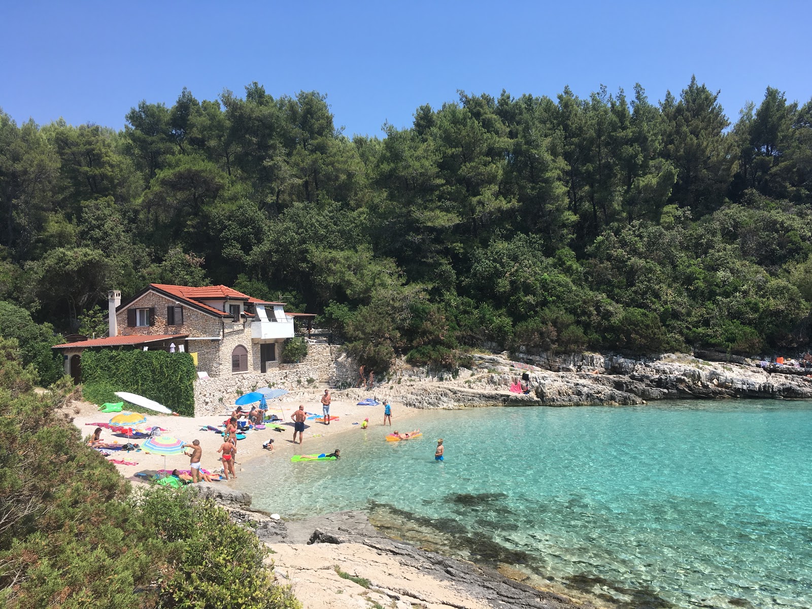 Foto di Zitna beach con una superficie del piccoli ciottoli beige
