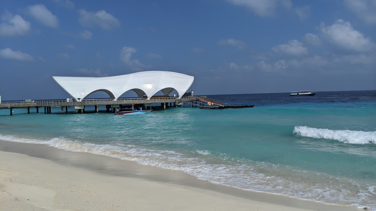 Foto de Playa de la Isla Miriandhoo con arena blanca superficie