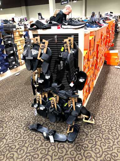 Shoe Store «DSW Designer Shoe Warehouse», reviews and photos, 202 Orland Park Pl, Orland Park, IL 60462, USA