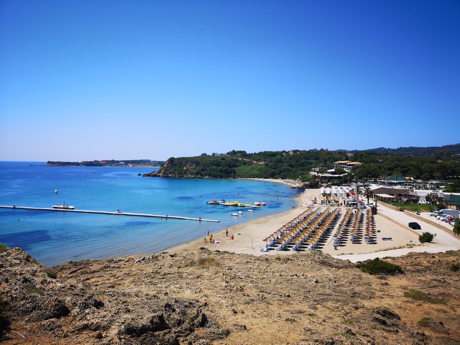Fotografie cu St. Nicholas Beach cu o suprafață de nisip beige