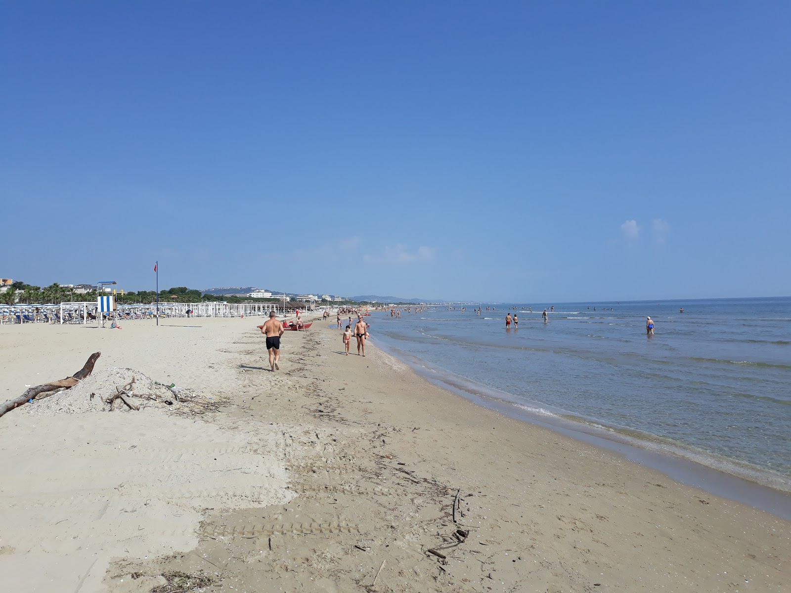 Giulianova beach II的照片 带有明亮的沙子表面