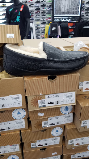 Shoe Store «Shoe Palace», reviews and photos, 8155 Camino Arroyo #13, Gilroy, CA 95020, USA