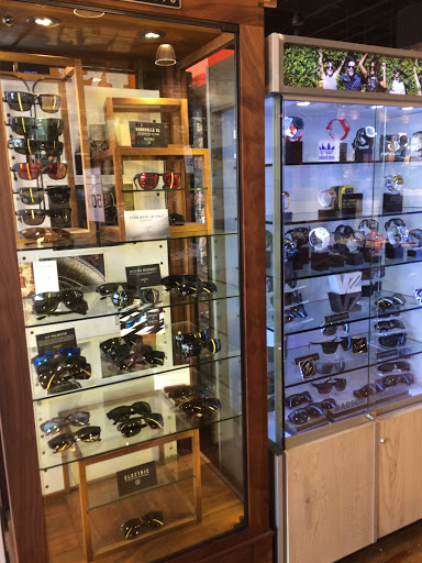 Clothing Store «Tillys», reviews and photos, 343 N Alafaya Trail, Orlando, FL 32828, USA