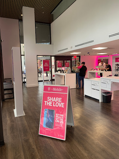 Cell Phone Store «T-Mobile», reviews and photos, 280 Alhambra Cir, Coral Gables, FL 33134, USA