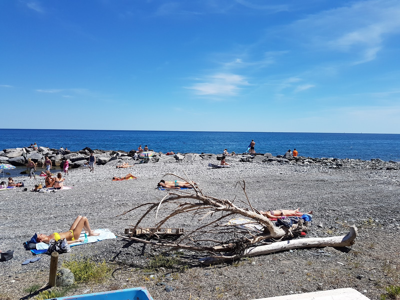 Foto van Spiaggia Cogoleto ondersteund door kliffen