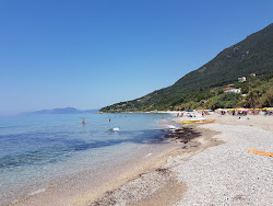 Foto von Paralia Paramona von Klippen umgeben