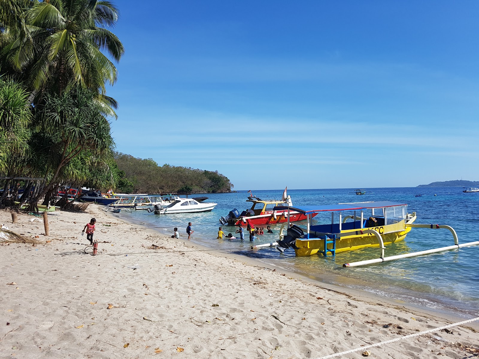 Foto von Kecinan beach mit heller sand Oberfläche